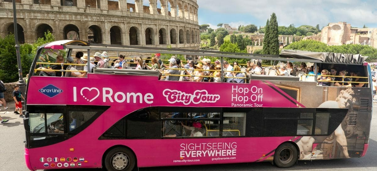 Gray Line Roma, cresce la flotta dei bus rosa. E sale a bordo l’Ai