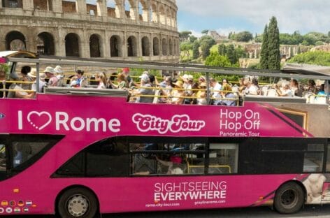 Gray Line Roma, cresce la flotta dei bus rosa. E sale a bordo l’Ai