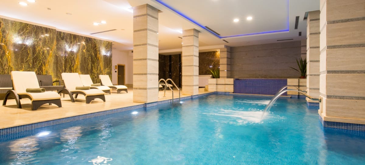 Hotel con piscina_Adobe
