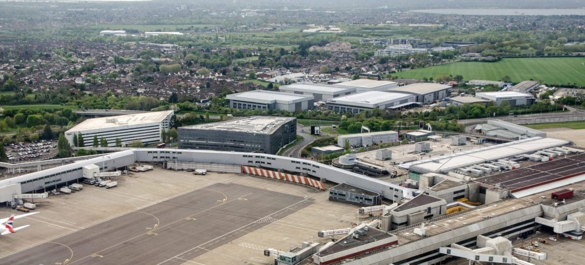 Incendio Londra Heathrow: caos voli senza precedenti