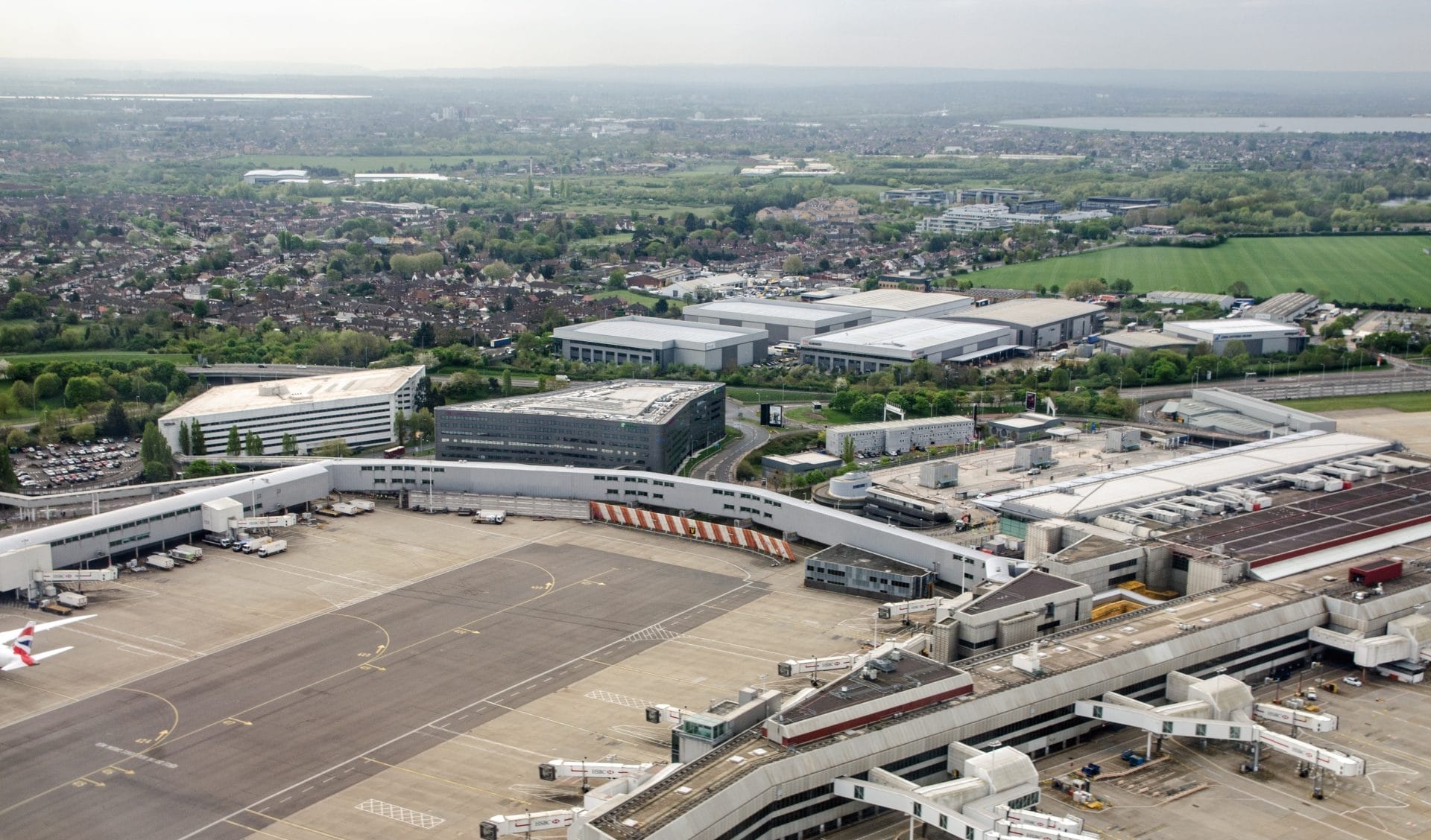 Incendio Londra Heathrow: caos voli senza precedenti