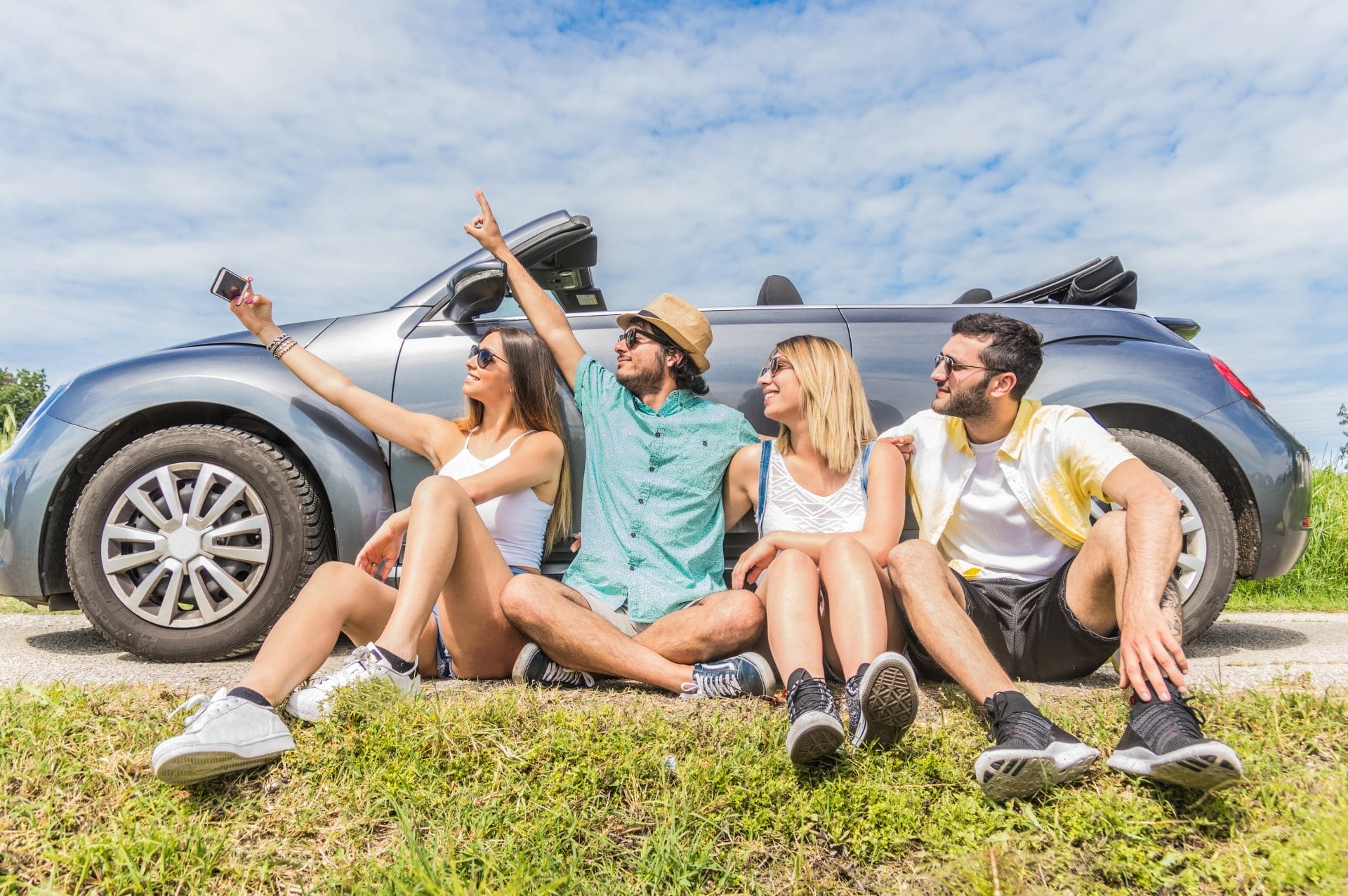 millennial vacanza auto gruppo free libertà partenza amici young giovani fly&drive da adobe