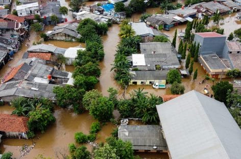 Violente inondazioni a Sumatra, almeno 50 vittime e disagi per il turismo
