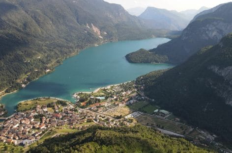 Trentino contro il turismo di massa: accessi limitati al lago di Molveno nel 2025