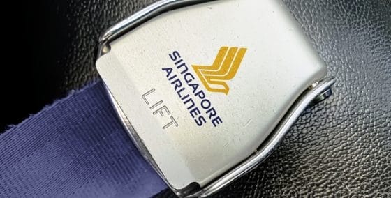 Cinture allacciate, Singapore Airlines rivede le regole anti-turbolenze