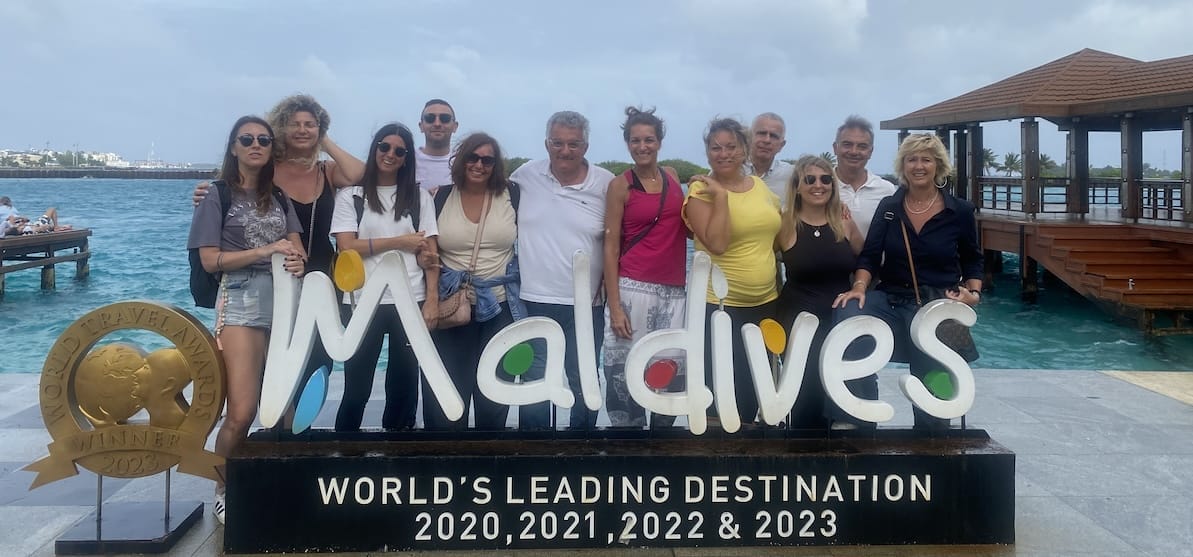 Foto di gruppo Fam Trip Azemar-Villa Resorts Maldives- Emirates ufficio stampa