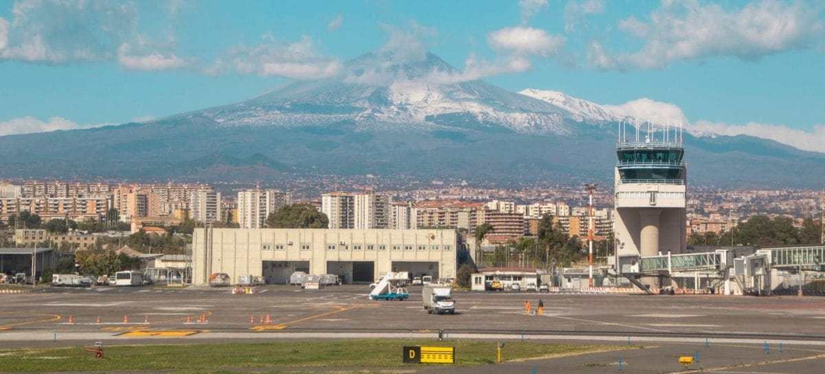 Etna in eruzione, chiuso l’aeroporto di Catania