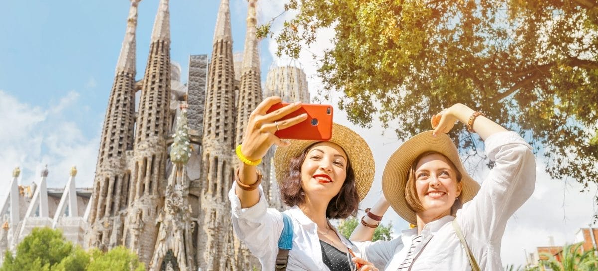 Barcellona insorge contro l’overtourism con le pistole ad acqua