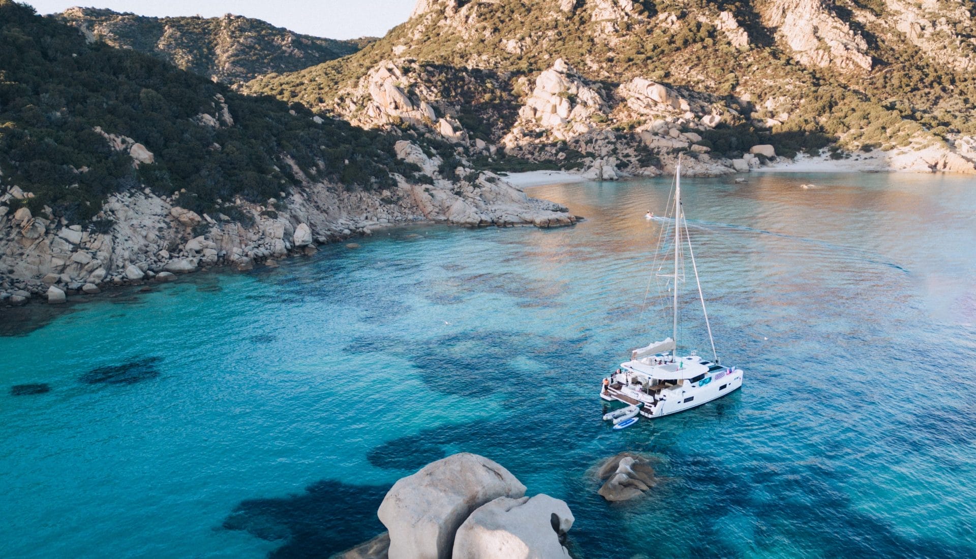 Catamarano Spartivento ancorato in Sardegna uff st