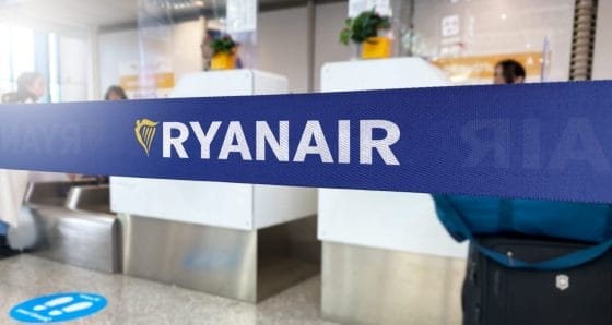 Ryanair cambia policy: da maggio check-in solo online