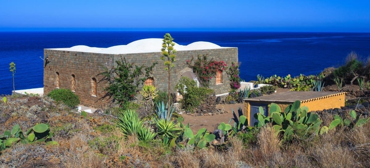 A Pantelleria l’ospitalità si fa (anche) negli antichi dammusi