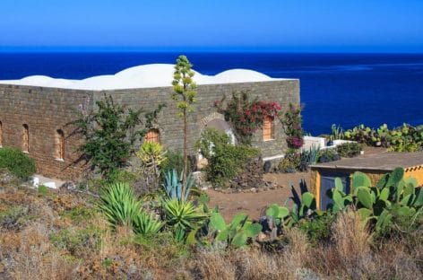 A Pantelleria l’ospitalità si fa (anche) negli antichi dammusi