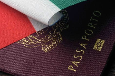 Il nodo passaporti resta sciolto a metà