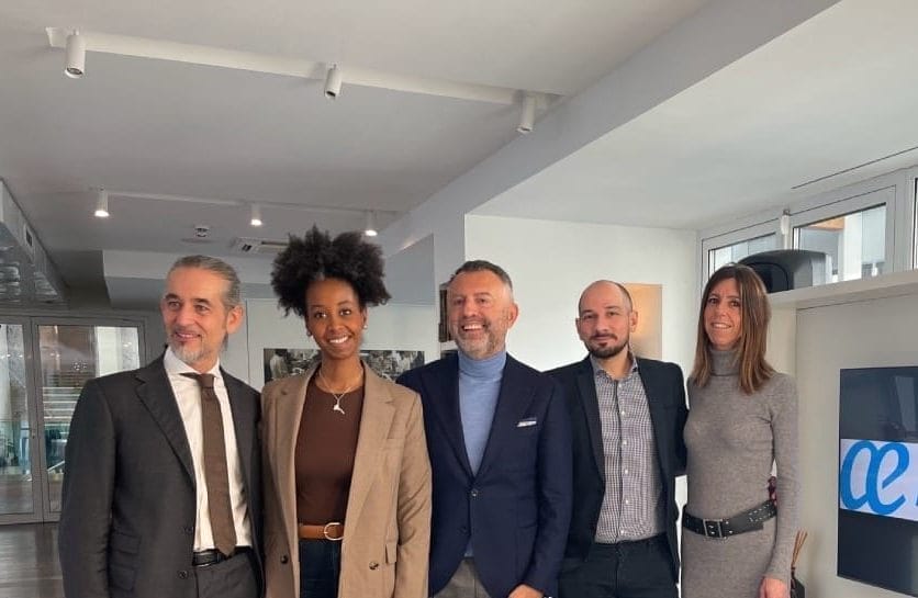 Renato Scaffidi con lo staff di Air Europa foto creditladv